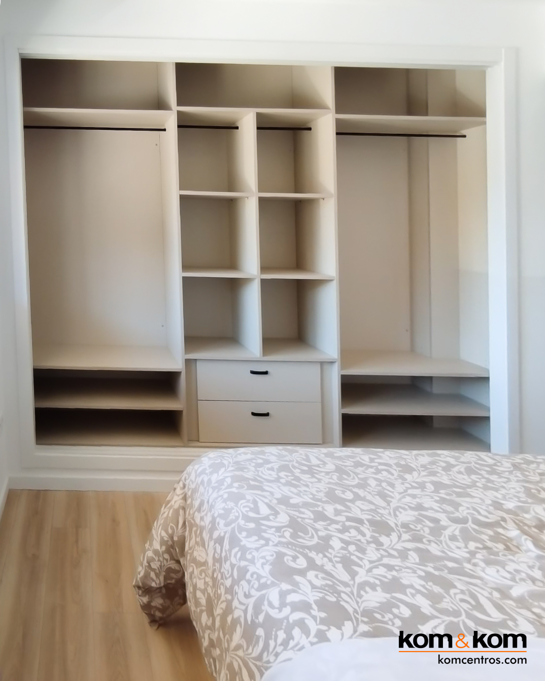 armario ropero empotrado blanco con puertas correderas forrado con lino